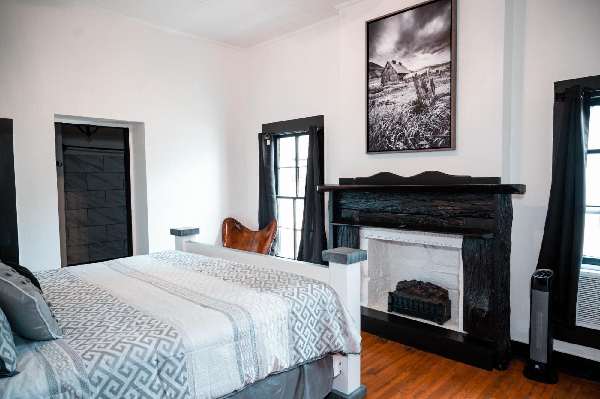 The Vaquero Motel Bandera Room photo