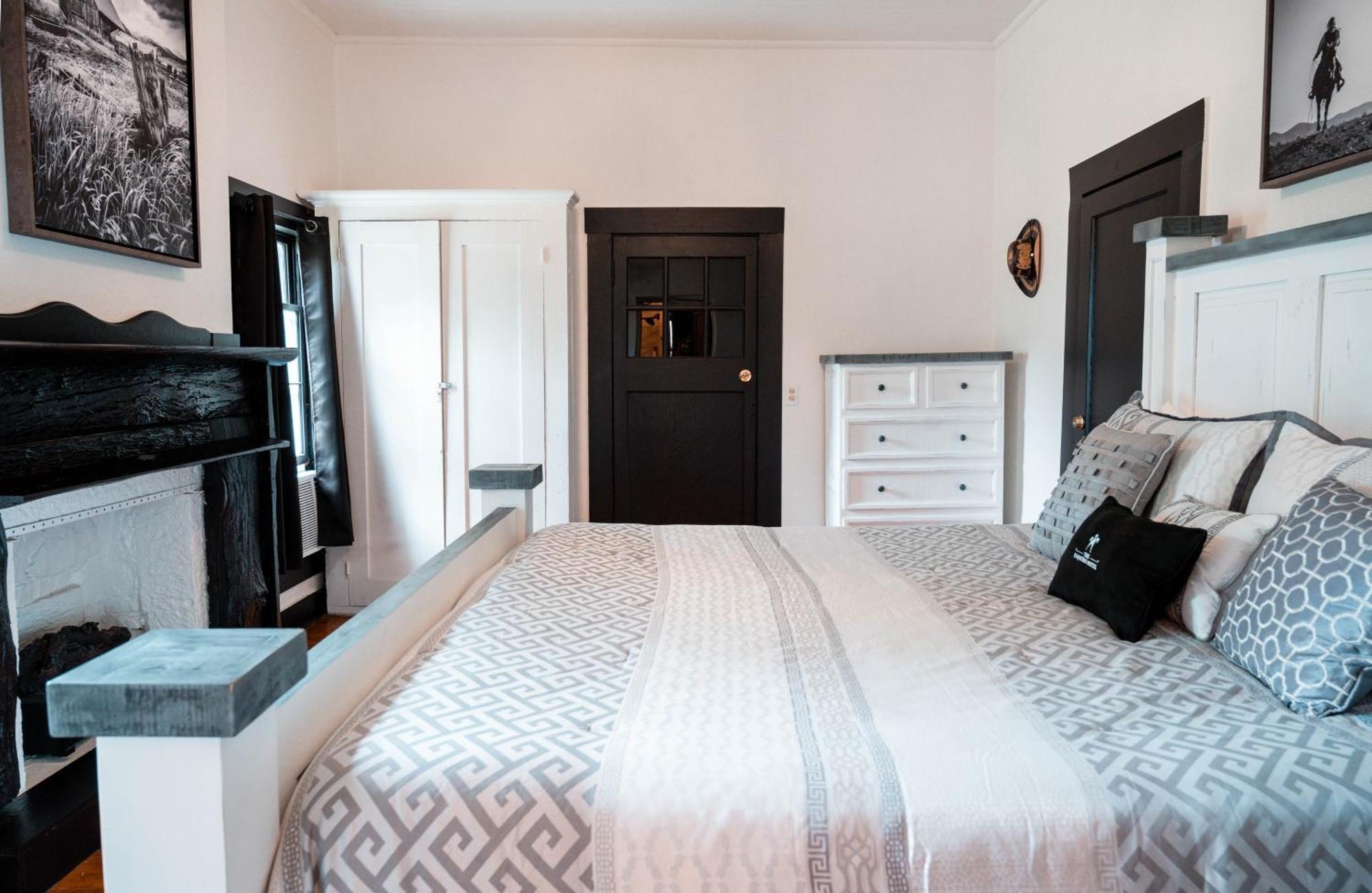 The Vaquero Motel Bandera Room photo